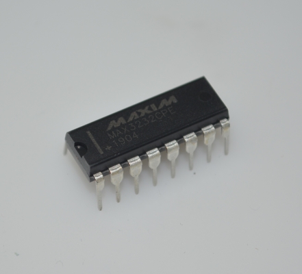 MAX3232CPE RS-232 Transceiver ±15kV ESD-bescherming 3,0-5,5V brede spanning 1μA laag vermogen 250 kbps datasnelheid 2 drivers/2 ontvangers DIP-16-pakket voor industriële communicatie
