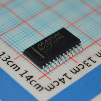MAX7221EWG+T 8-cijferige LED-displaydriver met SPI-interface 10MHz seriële datasnelheid 2,7V-5,5V werking Individuele LED-besturing en 24-pins brede SOIC-behuizing