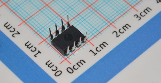 TLC549CP 8-bits ADC 40ksps 4MHz Klok Enkele Voeding 3-6V DIP-8 ±0.5LSB INL Laag Vermogen <15mW -40°C tot +85°C