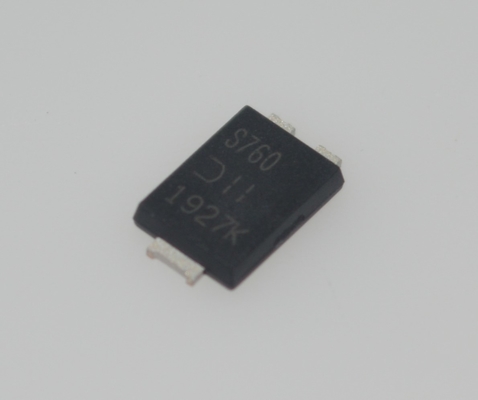 PDS760-13 760W Hoge vermogendichtheid 12V/63A Uitgang 93% Peak Efficiency Active PFC Compact 1U Grootte Volledige bescherming (OVP/OCP/SCP) -40°C tot +70°C Operatie Ideaal voor industriële en telecomsystemen