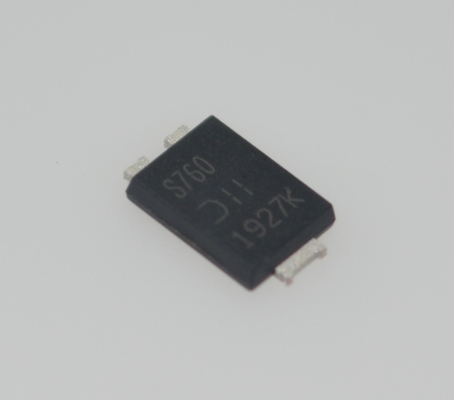 PDS760-13 760W Hoge vermogendichtheid 12V/63A Uitgang 93% Peak Efficiency Active PFC Compact 1U Grootte Volledige bescherming (OVP/OCP/SCP) -40°C tot +70°C Operatie Ideaal voor industriële en telecomsystemen