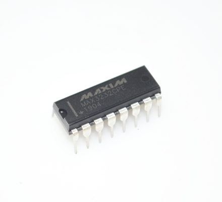 MAX3232CPE RS-232 Transceiver ±15kV ESD-bescherming 3,0-5,5V brede spanning 1μA laag vermogen 250 kbps datasnelheid 2 drivers/2 ontvangers DIP-16-pakket voor industriële communicatie