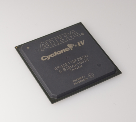 EP4CE115F29I7N Cyclone IV FPGA 114K LE's 3.9Mbit RAM 266MHz Snelheid 1.2V Kernspanning 622 I/O Pins PCIe Ondersteuning Industriële Temp (-40°C tot 100°C) RoHS Conform 780-Pin FBGA Package
