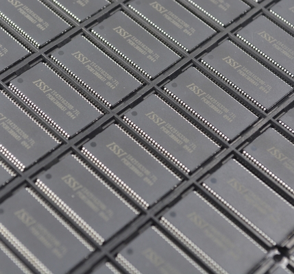 IS42S16320B-7TL SDRAM 64Mb Dichtheid 166MHz Snelheid 3.3V Werking 16Mx16 Organisatie LVTTL Interface Industriële Temp (-40°C~85°C) Compact TSOP-II Pakket Hoge Betrouwbaarheid