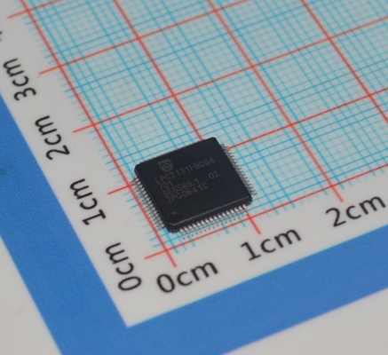 LPC2131FBD64/01,15 ARM7 MCU 32-bit RISC Core 64KB Flash 16KB RAM 60MHz Snelheid USB 2.0 2x UART 64-LQFP -40°C tot +85°C Industriële kwaliteit