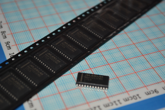 MAX7221EWG+T 8-cijferige LED-displaydriver met SPI-interface 10MHz seriële datasnelheid 2,7V-5,5V werking Individuele LED-besturing en 24-pins brede SOIC-behuizing