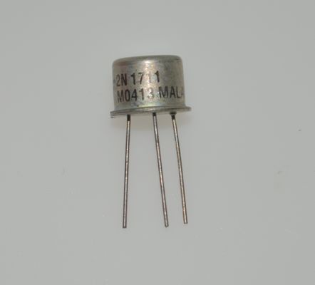 2N1711 NPN Transistor 50V/600mA 100MHz Frequentie Lage verzadiging Spanning Hoog Beta TO-39 Metalen pakket Industrieel temperatuurbereik Betrouwbare schakeling Algemene versterking