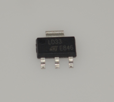 LD1117S33CTR 3.3V LDO-spanningsregelaar met 1A-uitgang lage uitvalspanning hoge nauwkeurigheid overstroom en thermische bescherming stabiel met keramische condensatoren SOT-223 Pakket