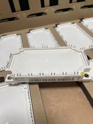 FS150R12KT4 1200V 150A Zes IGBT-modules Lage VCE (sat) Hoge efficiëntie 10μs Kortsluiting Robuustheid Geïntegreerde NTC Compact EconoPACK+ Ontwerp Lage schakelverliezen Ideaal voor aandrijvingen en UPS