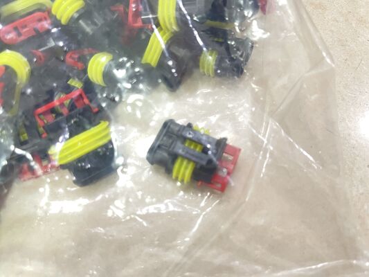 282087-1 4 Positie 2,5 mm Pitch Draad-to-Board Receptacle Crimp Housing Friction Lock Panel Mount Gepolariseerd UL 94V-0 4.5A Kwalificatie voor elektriciteitsdistributie en industrie