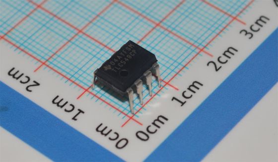 TLC549CP 8-bits ADC 40ksps 4MHz Klok Enkele Voeding 3-6V DIP-8 ±0.5LSB INL Laag Vermogen <15mW -40°C tot +85°C